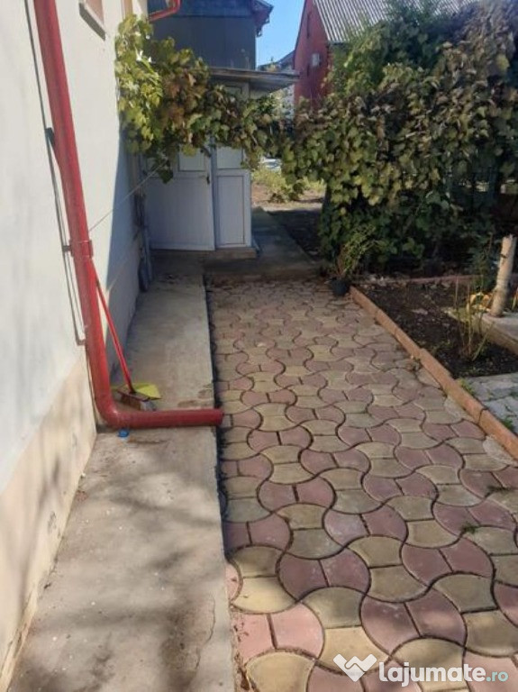 Vila P+1+M de vanzare in localitatea Lazu