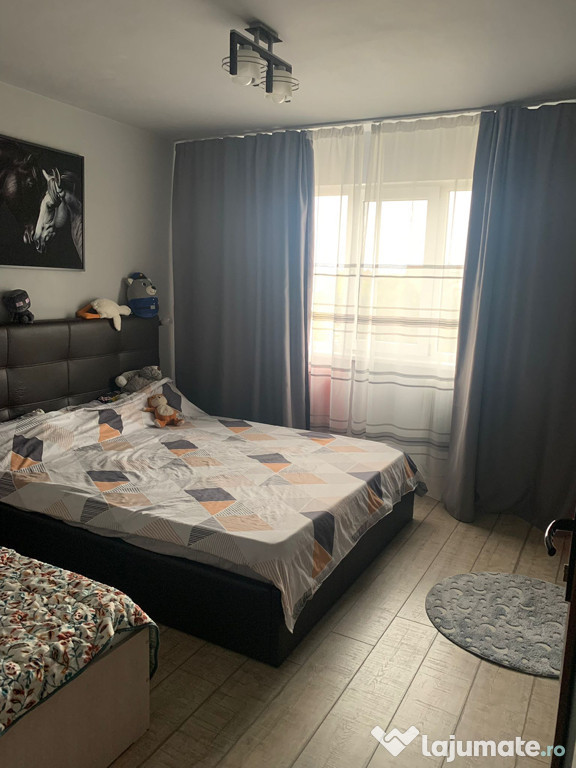 Vând apartament 3 camere – Piața Sârbilor