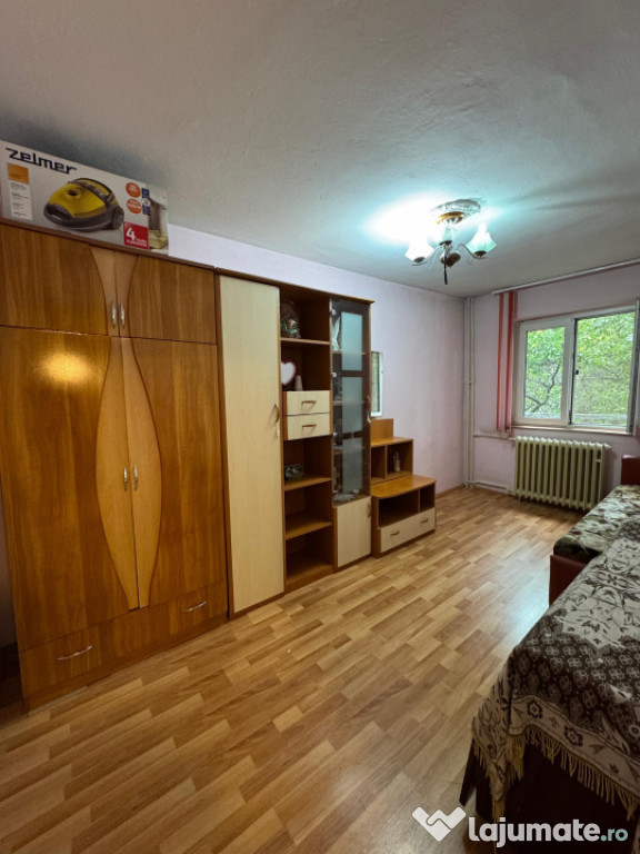 Apartament 3 camere semidecomandat, etaj intermediar