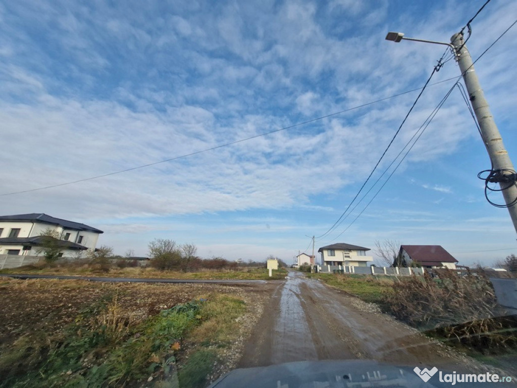 Teren langa case cu utilitati, lac la 300 metri,700 mp, 41500 euro