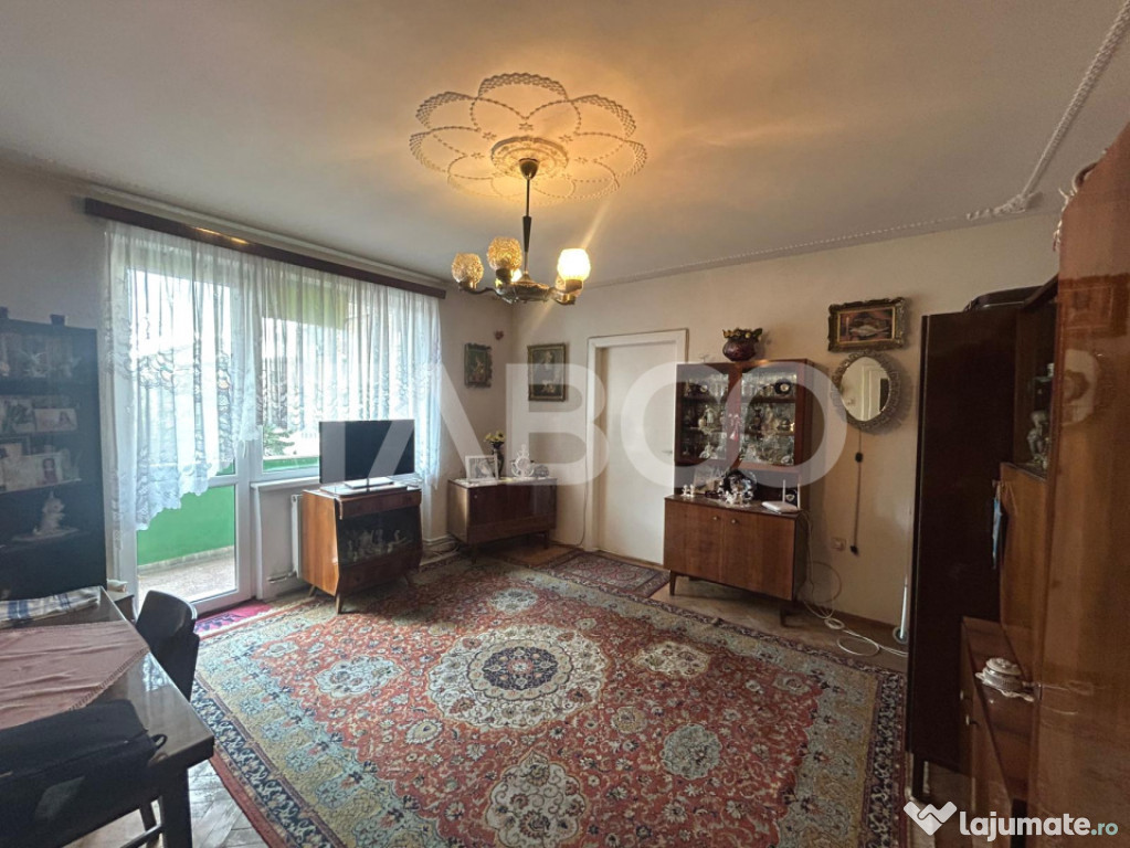 Apartament 2 camere si balcon etaj intermediar de vanzare in