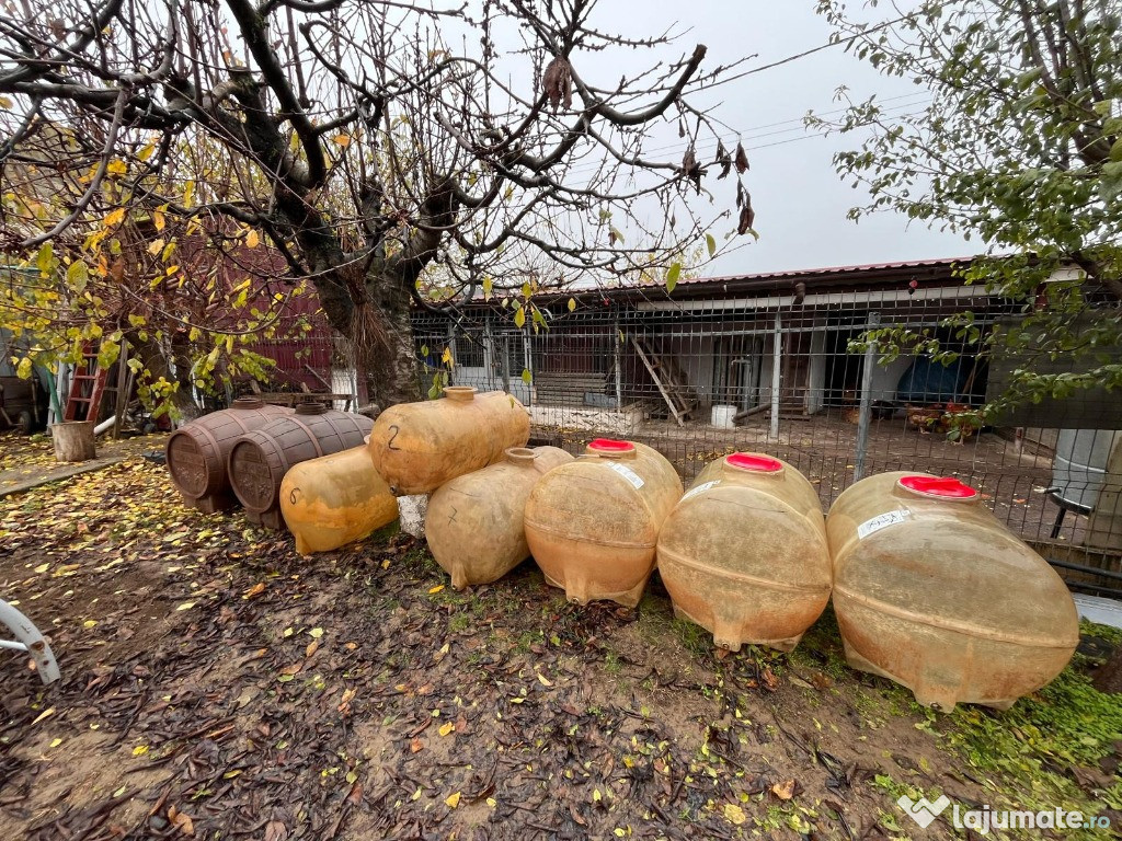 Vand butoaie de vin (fibra de sticla 200/300L si plastic 400L)