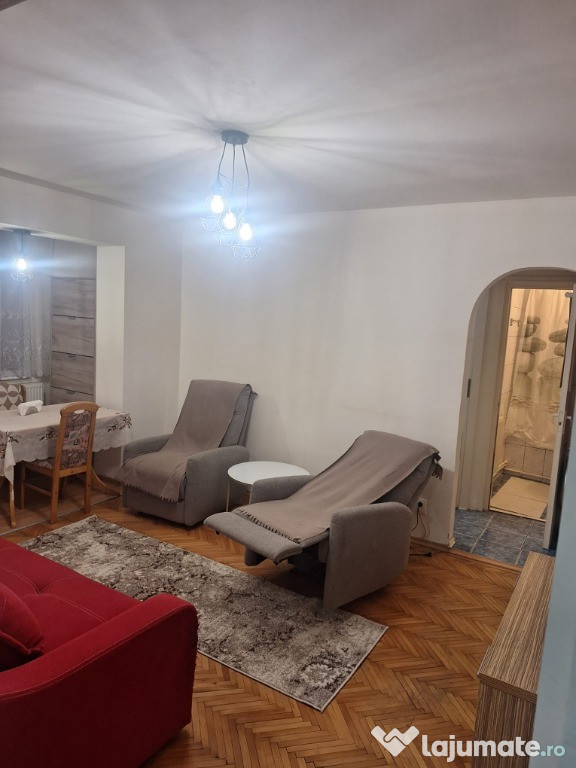 Închiriez apartament pe strada Toamnei nr 1