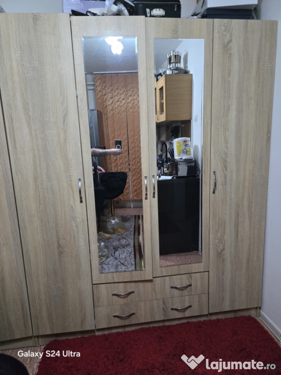 Vînd Dulap în 4 ușii și 2 sertare