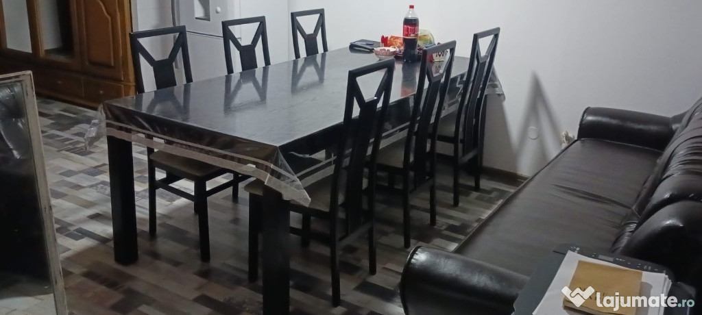 Vând masă + scaune de lemn