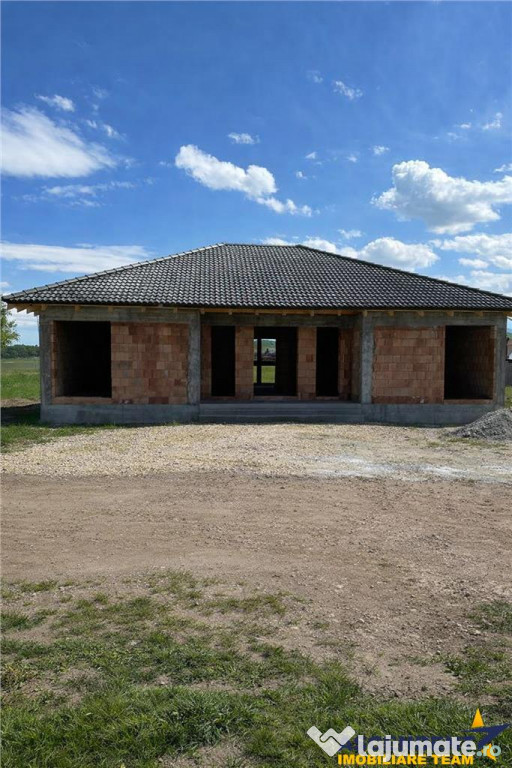 Casa la 15 minute de Brasov, DJ 112A, la rosu sau finalizata