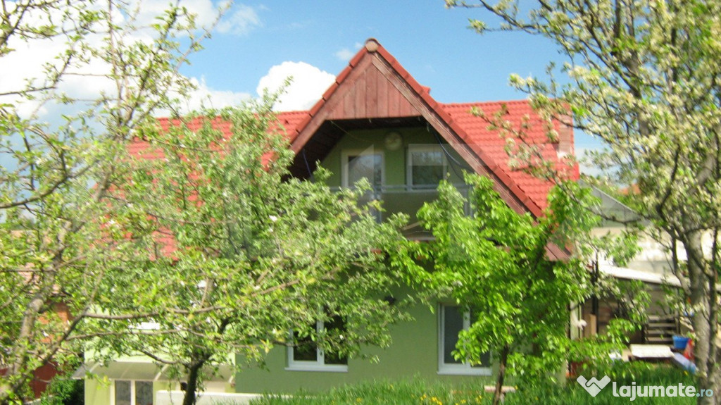 Casa individuala, 546 mp, 8 camere, 2 garaje, 2096 mp teren,