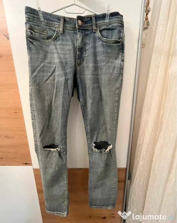 Blugi albaștrii rupți