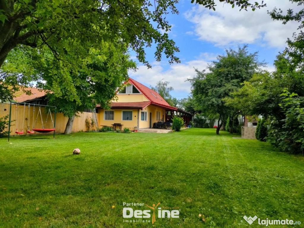 Casa cu 4 camere, terasa acoperita, curte de 700 mp, zona