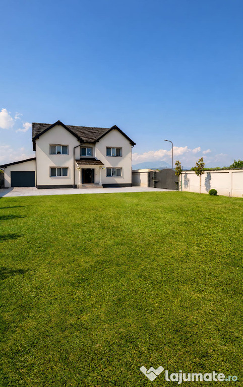 Casă modernă, 5 camere, Cristian, jud. Brașov, curte mare