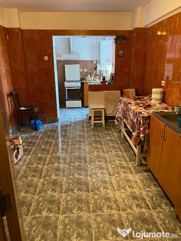 Vând apartament 4 camere