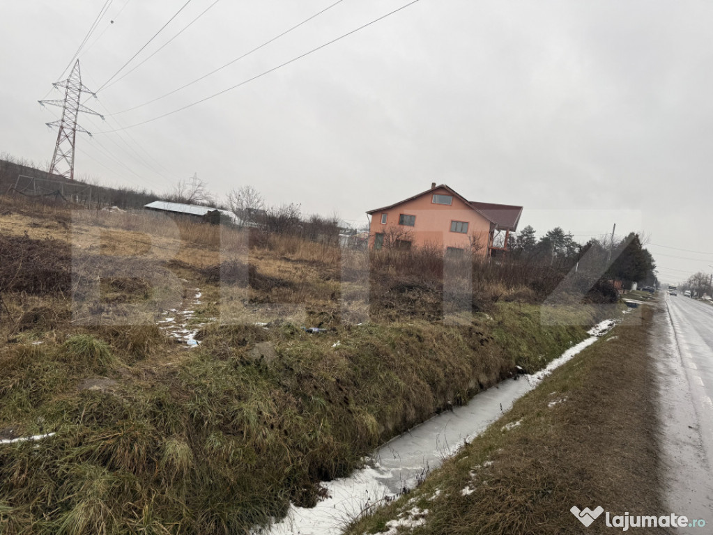 Teren intravilan 1.049 mp, front 21 m la stradă principală