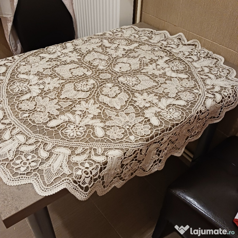 Fata de masa din macrame.