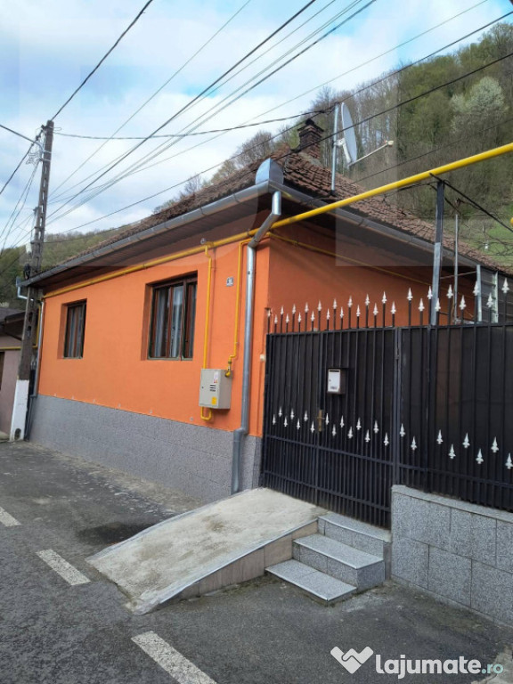 Vand casa la Nadrag zona linistita foarte aproape de centru