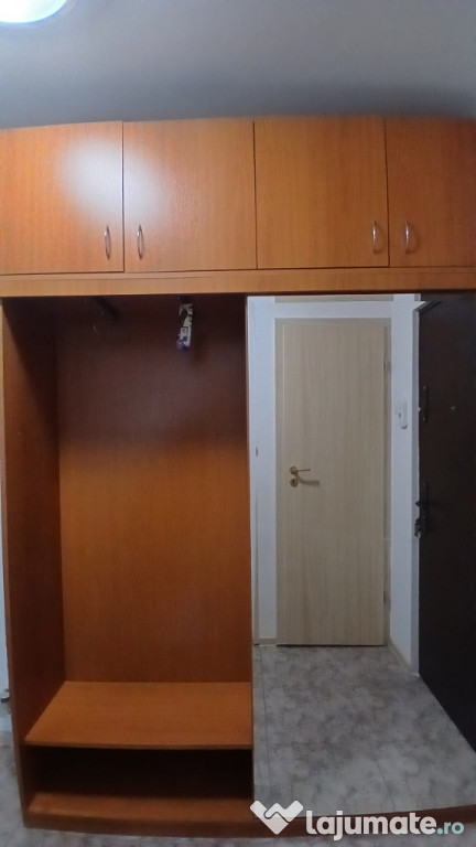 Vând dulap foarte încăpător