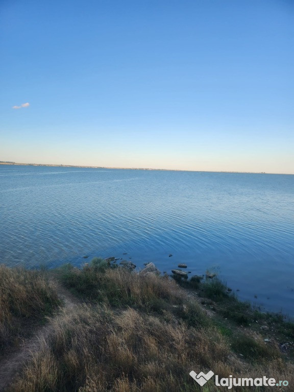 Teren extravilan de vânzare – 2.500 mp, mal Lacul Babadag