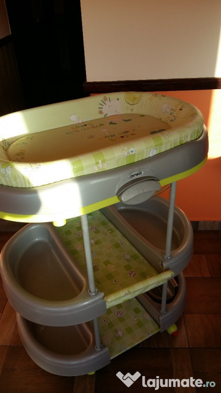 Masa de infasat cu cadita brevi