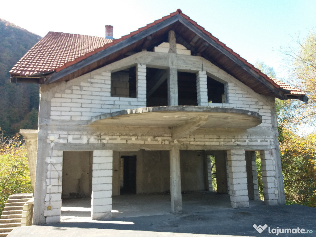 Casa/pensiune in rosu in Bulz bihor