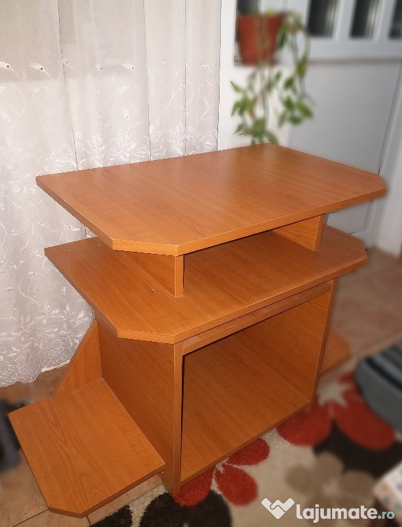 Masă din lemn cu etajere