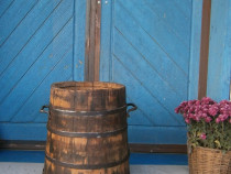 Putina foarte veche din lemn (Vas decorativ rustic)