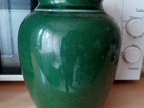 Vaze din portelan si o oala verde pt. uz casnic