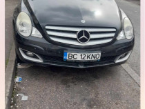 Mașina Mercedes benz R320