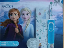 Periuta de dinti Oral B Frozen cu trusa transport