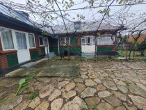 Casă situată în comuna Lapoș, zona liniștită