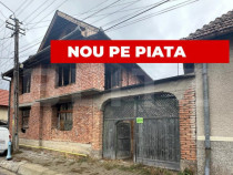 Casă la roșu cu 7 camere, 2 băi, 1 bucatarie.