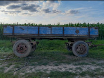 Remorcă tractor pe arcuri