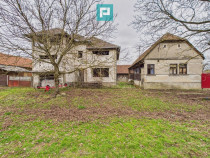 Casă la roșu în localitatea Almaș, Arad.