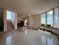Casa invididuala cu 13 camere, situata in zona Mehala