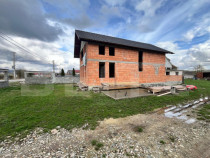 Casa la rosu cu 4 camere, 180 mp, 6 ari de teren, zona Cepar