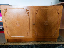 Comodă decorativa din lemn ideală pentru spațiu de depozitare