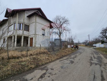 Casă / Vilă cu 12 camere, teren intravilan de 2869mp &icirc;...