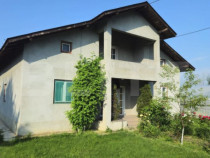 Casă cu 3 camere și teren generos într-o zonă liniștit?