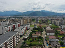 10.000mp intravilan, front la doua strazi, configuratie avan