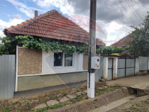 Casă cu 4 camere si teren de vânzare in com. Husasau de...