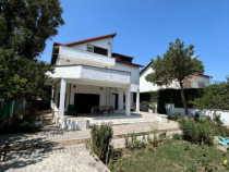 Povestea unei case la doar 200 m de valuri, cu piscină și