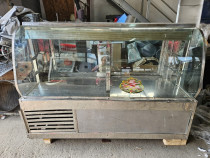 Vitrina carne cu geam bombat cu 2 polite si geamuri culisante la spate