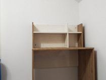 Birou frumos cu etajeră