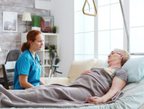 Sector 3: îngrijire femeie complet imobilizată la pat