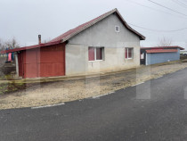 Casa in Iratosu cu teren, apa curentă, centrală termica ,