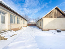 Proprietate cu două case și teren generos, cu toate uti...