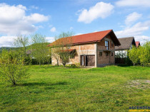 Casa la rosu cu 3 dormitoare, garaj si bransamente utilitati