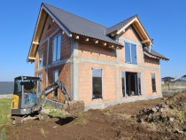 Vand casa la rosu, intabulata cu AC pana in 9/2027