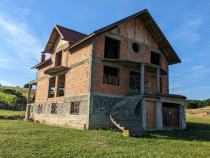Casa in rosu cu gradina Beius, Bihor