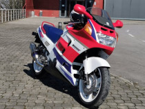 Motocicleta Honda CBR1000F (pretabil vehicul istoric)