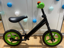 Bicicletă fără pedale neagră cu jante verzi