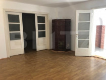 De vanzare, casa in Schei